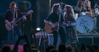 Daisy Jones & The Six : photo, Sam Claflin, Riley Keough