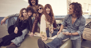 Daisy Jones & The Six : photo, Suki Waterhouse, Will Harrison, Josh Whitehouse, Sebastian Chacon, Riley Keough, Sam Claf