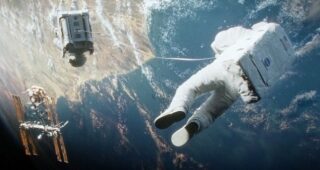 Gravity : astronaute suspendu