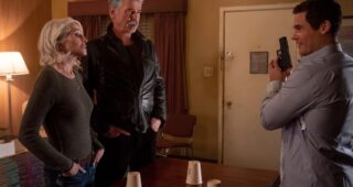 Gangsters par alliance : photo, Pierce Brosnan, Ellen Barkin, Adam DeVine