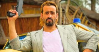 Sentinelle : est un flic-chanteur fou dans la bande-annonce de ce délire Amazon, Jonathan Cohen