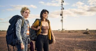 The Royal Hotel : Photo Julia Garner, Jessica Henwick