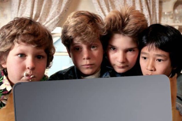 High-tech base de données : les goonies devant une tablette