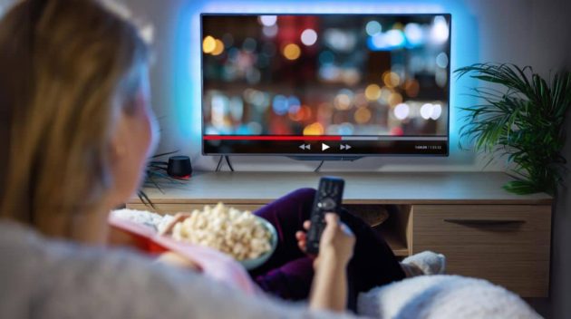 Une femme regarde la télévision