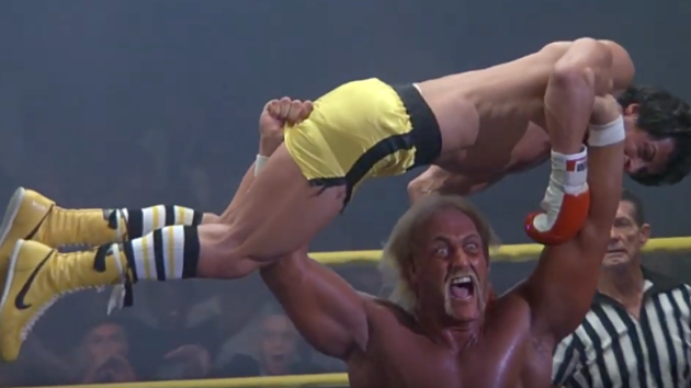 Hulk Hogan qui soulève Sylvester Stallone dans Rocky 3