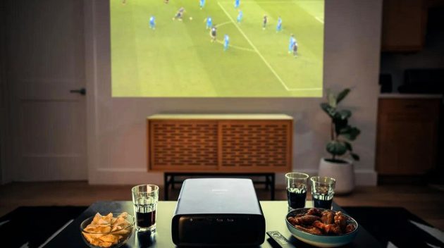 vidéoprojecteur Philips NeoPix 730 qui diffuse un match de football