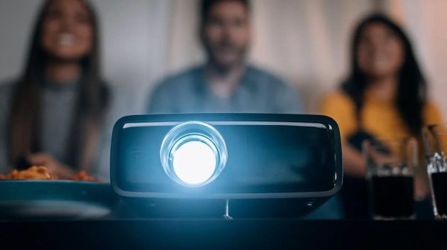 vidéoprojecteur Philips NeoPix 730 sur une table de salon