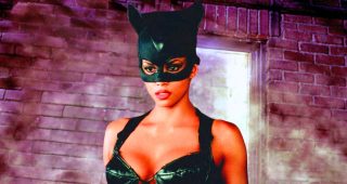 L'affreux Catwoman est en train d'être réhabilité, et Halle Berry est très contente