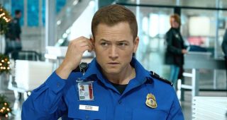 Carry-On : Taron Egerton est pris au piège dans la bande-annonce du thriller Netflix à la Die Hard