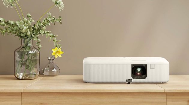 vidéoprojecteur Epson CO-FH02 posé sur une table