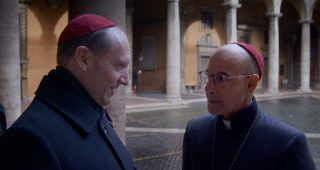 Ralph Fiennes et Stanley Tucci dans Conclave