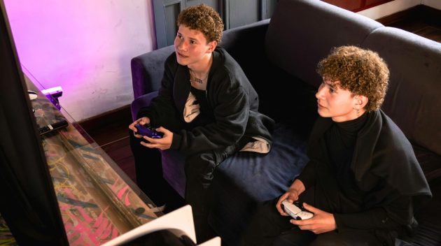 2 joueurs qui jouent à la PS5 grâce au HDMI 2.1