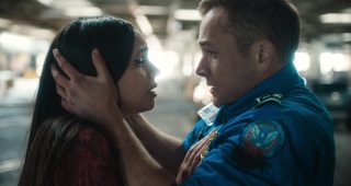 Sofia Carson et Taron Egerton dans Carry-On