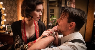 Rooney Mara et Bradley Cooper dans Nightmare Alley