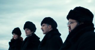 Britt Lower, Adam Scott, John Turturro et Zach Cherry dans la saison 2 de Severance