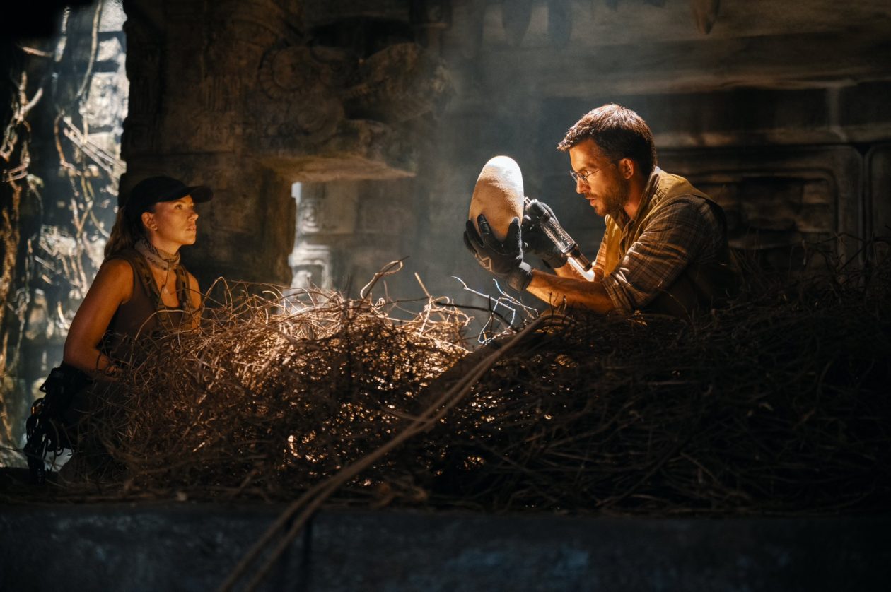 Scarlett Johansson et Jonathan Bailey dans Jurassic World : Renaissance