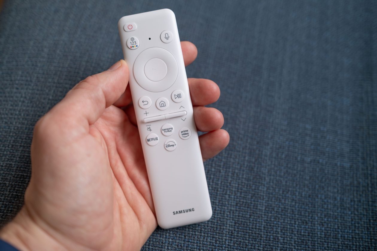 La télécommande du Samsung The Premiere 7 (2024)