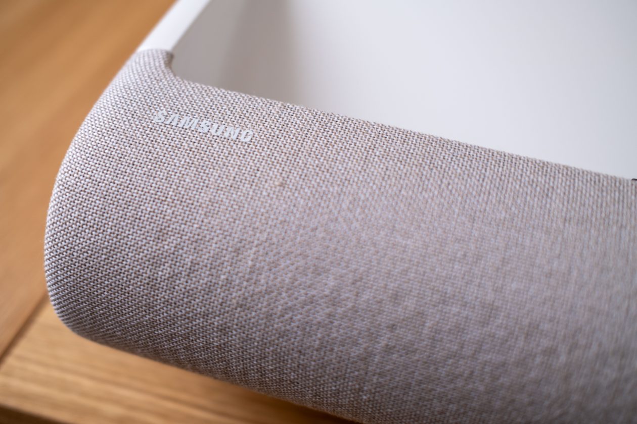 prise de vue sur le cote de Le vidéoprojecteur Samsung The Premiere (2024)