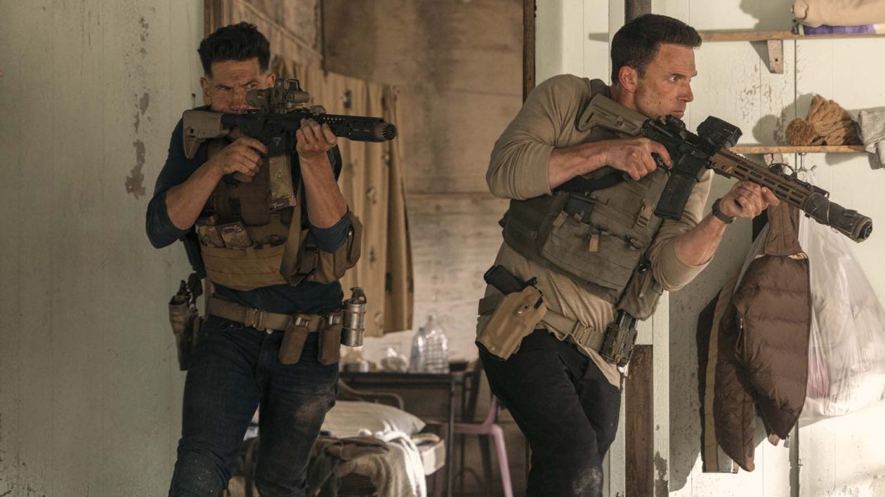 Ben Affleck et Jon Bernthal dans Mr Wolff 2
