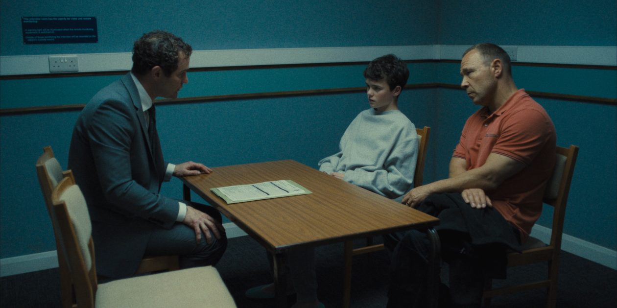 Mark Stanley, Owen Cooper et Stephen Graham dans Adolescence