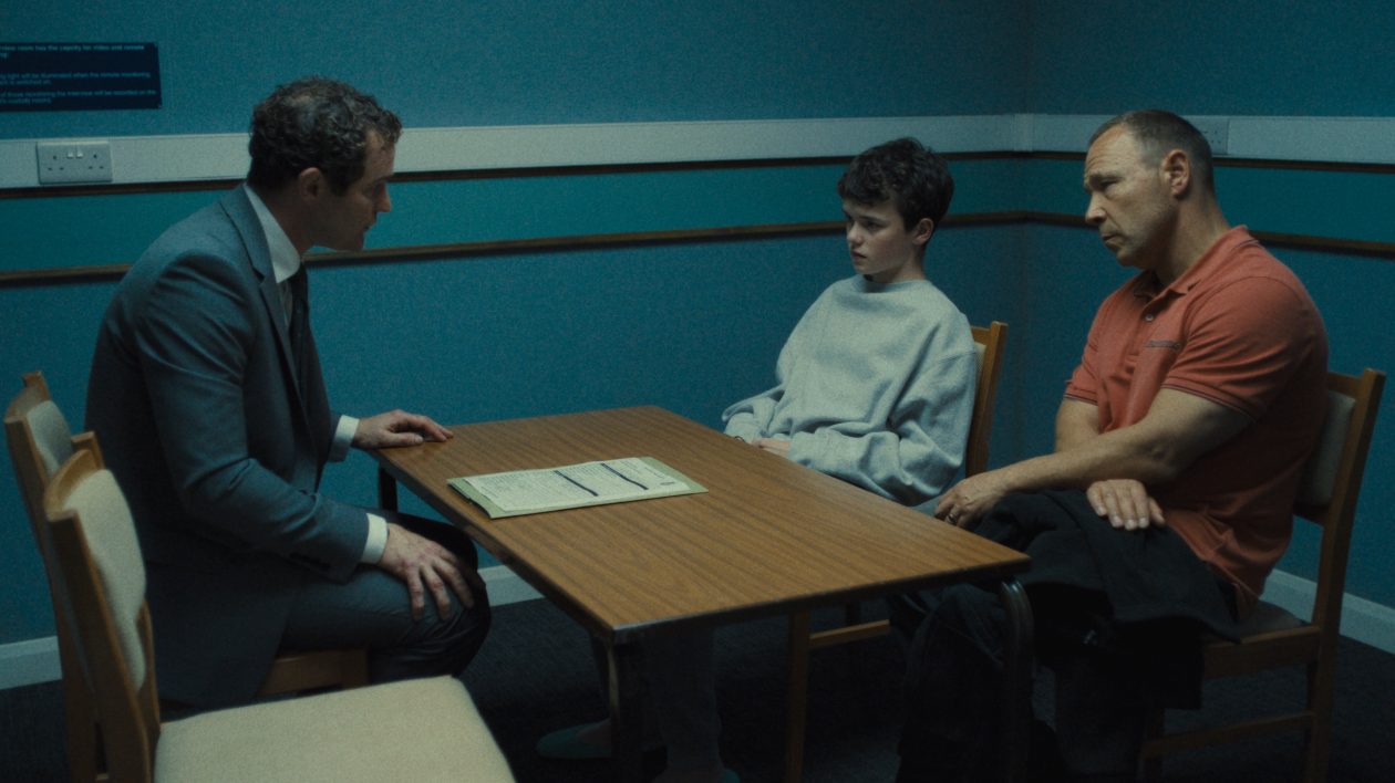 Mark Stanley, Owen Cooper et Stephen Graham dans Adolescence