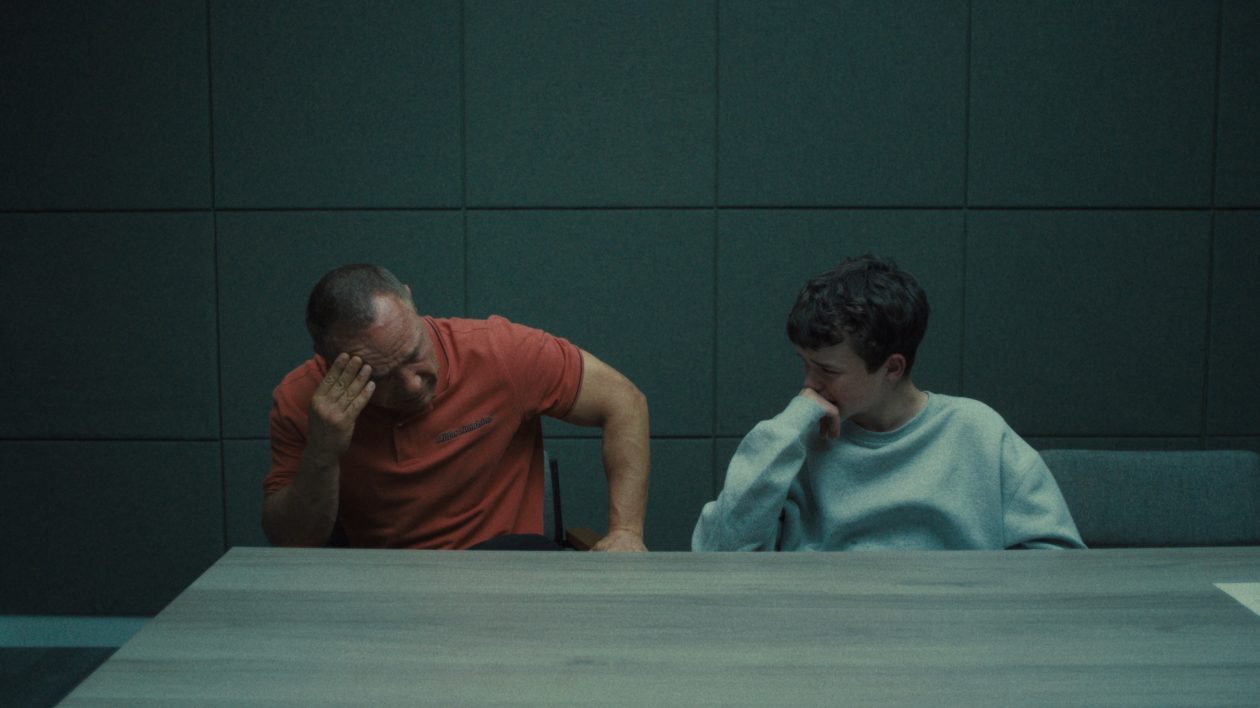 Stephen Graham et Owen Cooper dans Adolescence