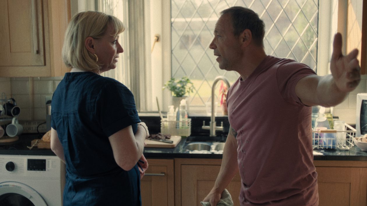 Christine Tremarco et Stephen Graham dans Adolescence