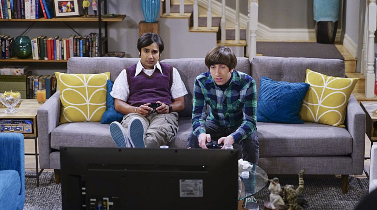 scène où les acteurs regardent la TV dans Big Bang Theory