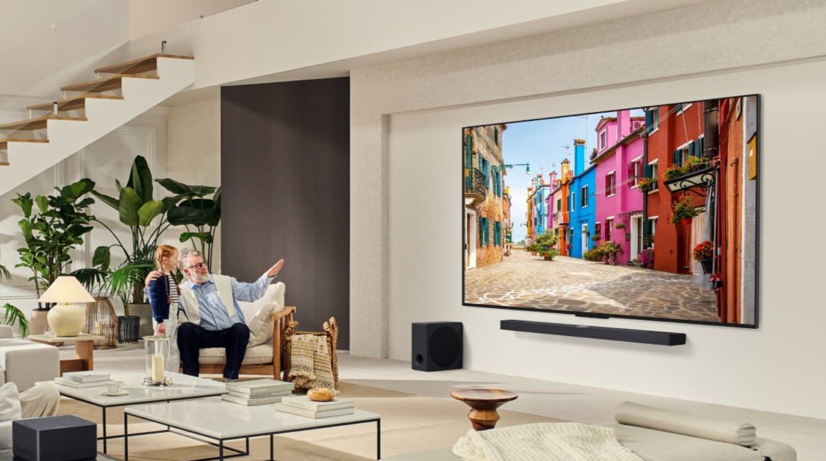 jeune fille qui regarde une TV LG avec son grand-père