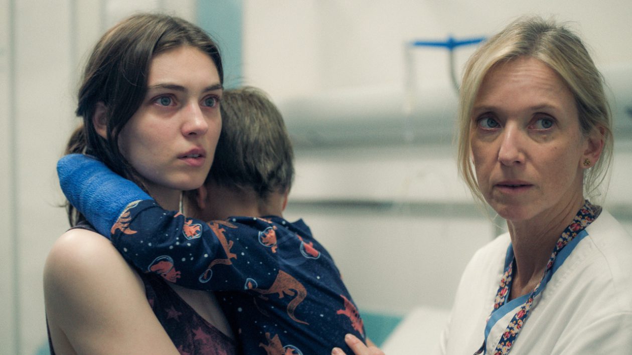 Anamaria Vartoloemi et Léa Drucker dans L'intérêt d'Adam