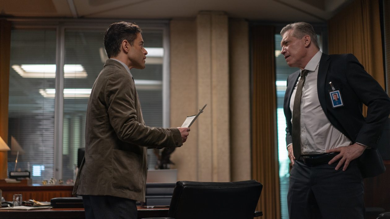 Rami Malek et Holt McCallany dans The Amateur