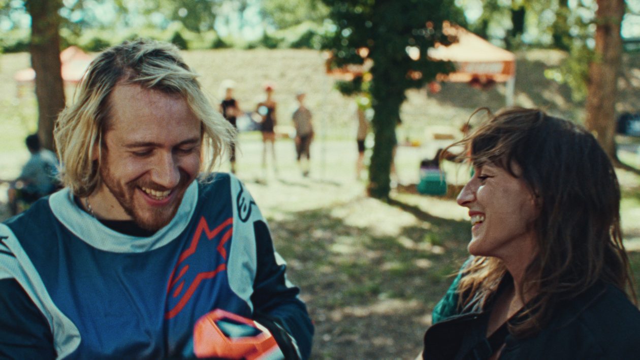 Bastien Bouillon et Juliette Armanet dans Partir un jour