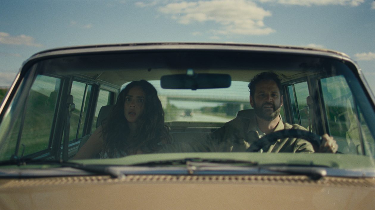 Kyle Marvin et Adria Arjona dans Splitsville