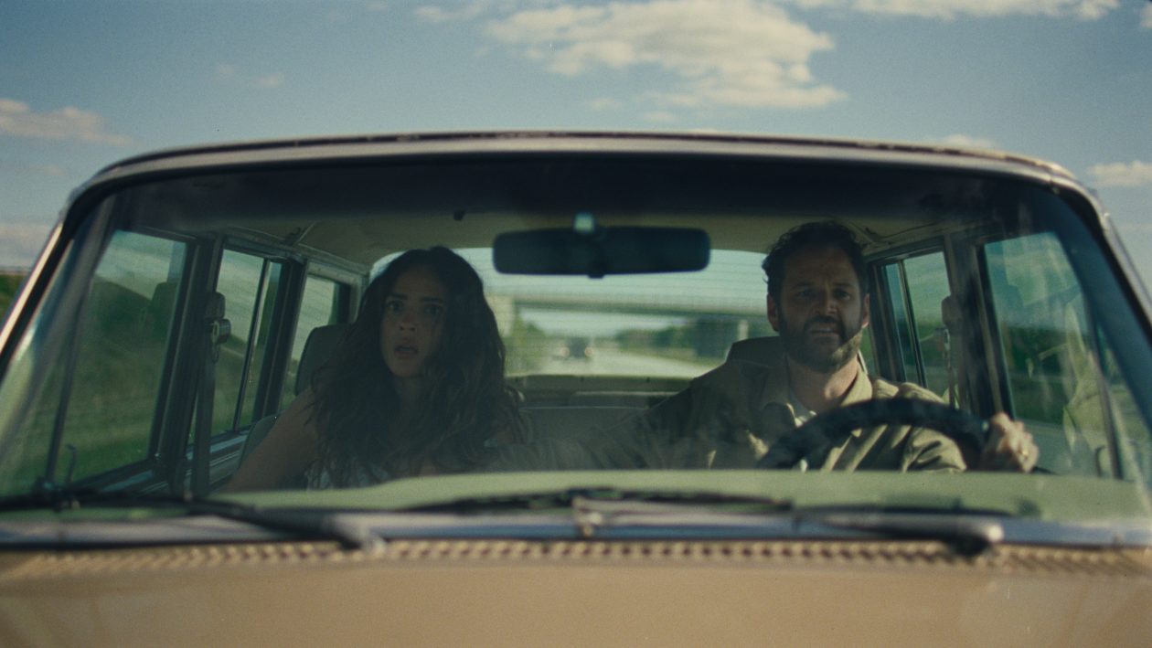 Kyle Marvin et Adria Arjona dans Splitsville