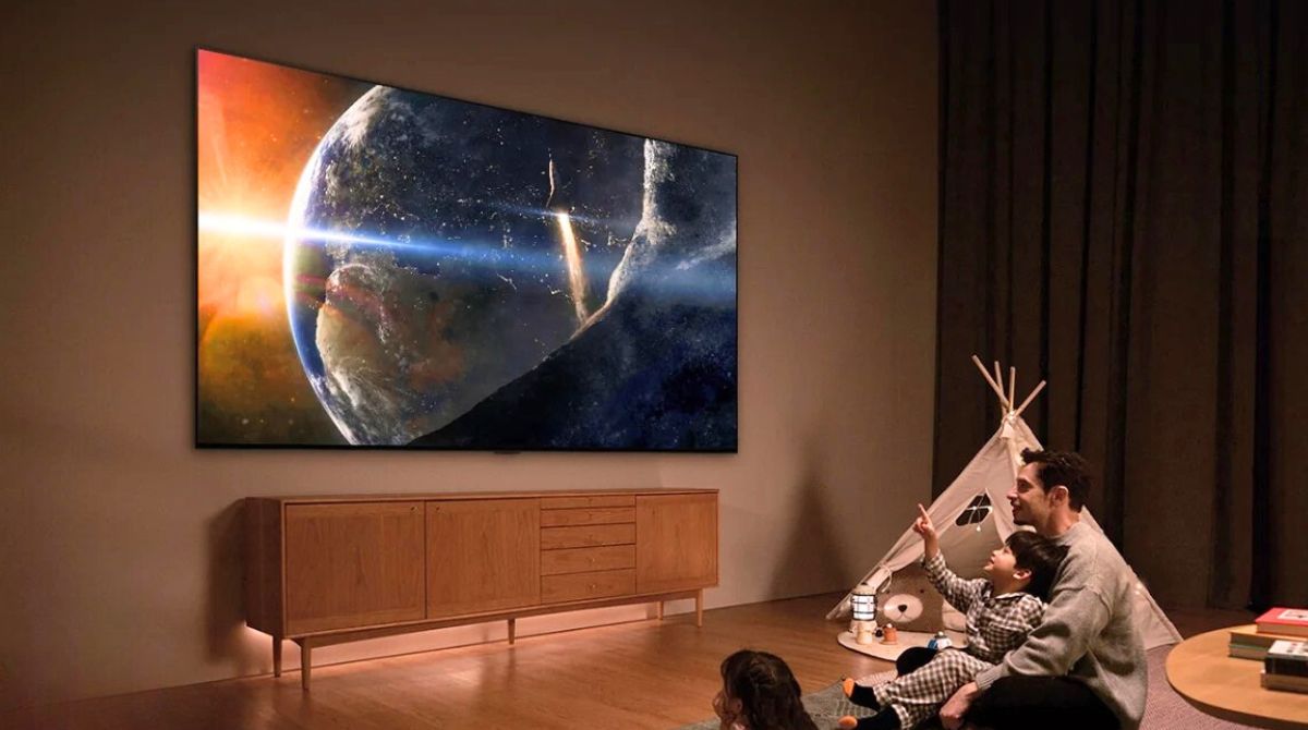 un père et son fils regardent un film de science-fiction sur la TV LG 65QNED85