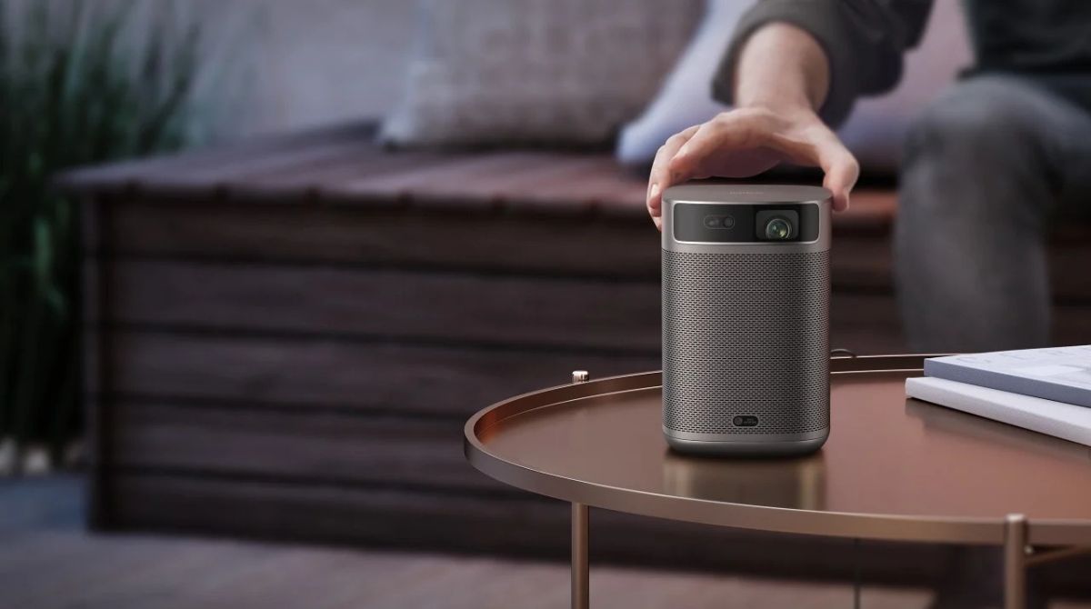 vidéoprojecteur XGIMI MoGo 2 Pro posé sur une table