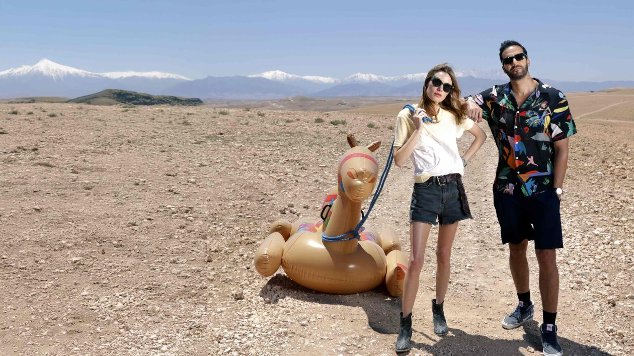 Camille Rowe et Tarek Boudali dans Un mariage sans fin