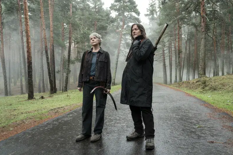 Norman Reedus et Melissa McBride dans la saison 3 de The Walking Dead : Daryl Dixon