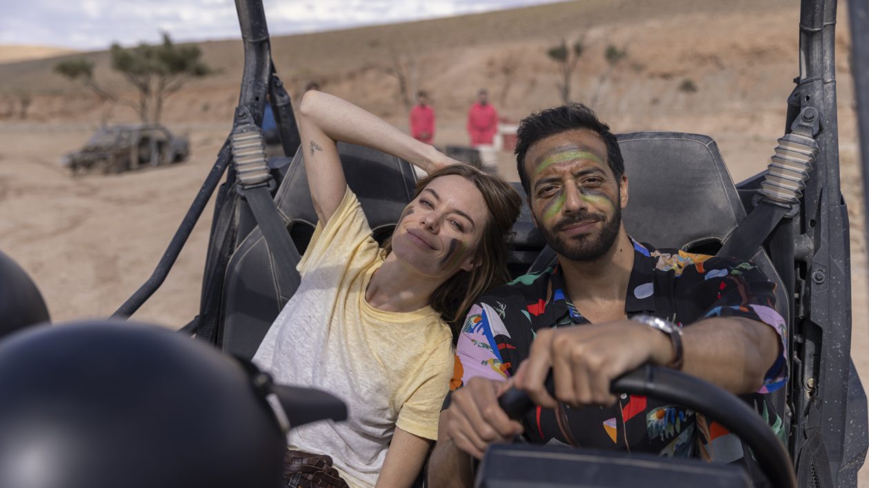 Camille Rowe et Tarek Boudali dans Un mariage sans fin