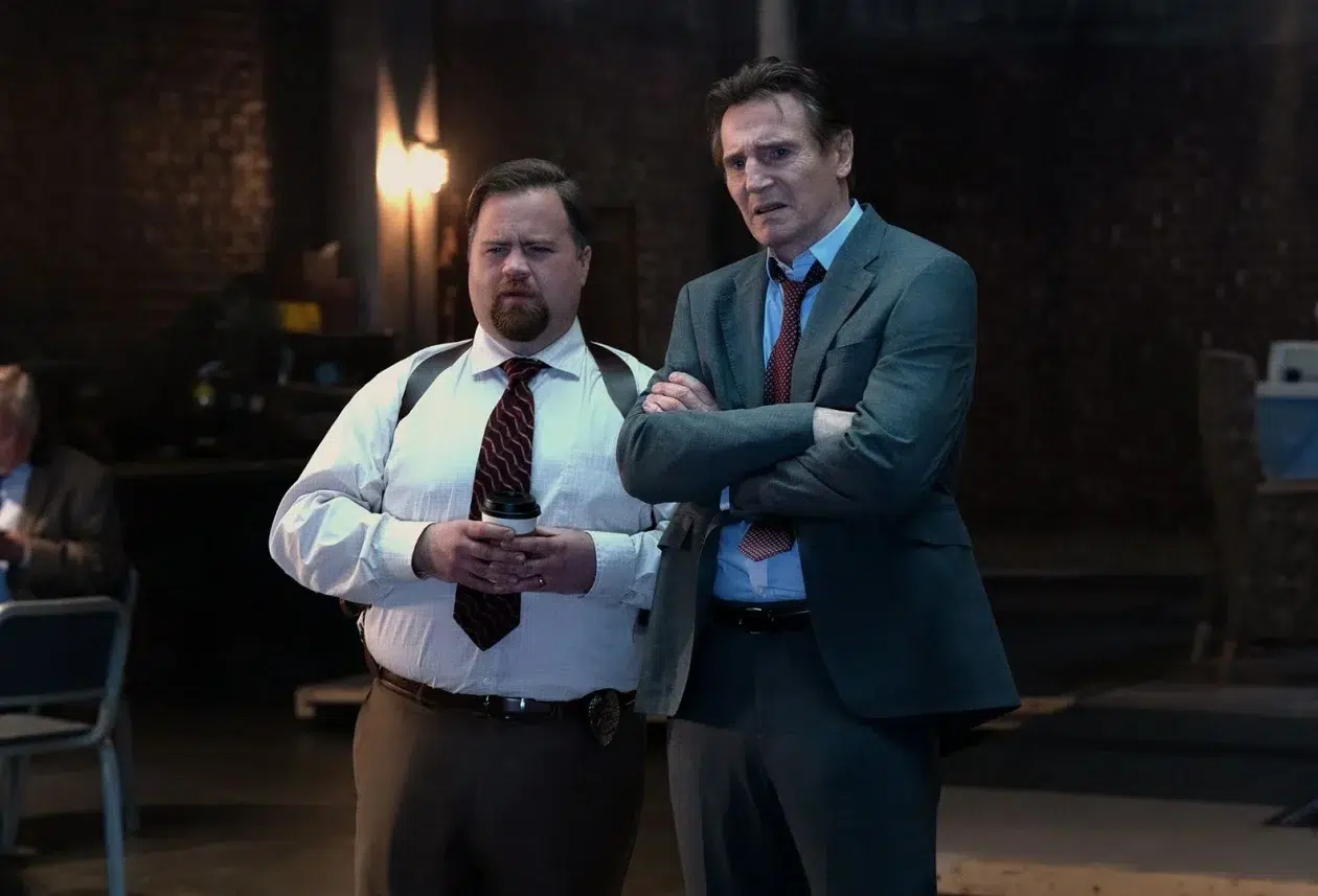 Paul Walter Hauser et Liam Neeson dans Y a-t-il un flic pour sauver le monde ?