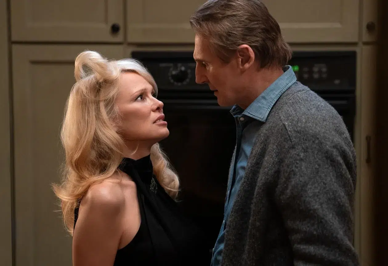 Pamela Anderson et Liam Neeson dans Y a-t-il un flic pour sauver le monde ?