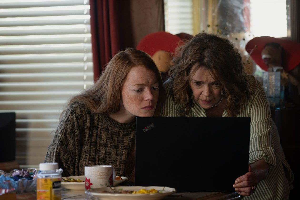 Emma Stone et Deirdre O'Connell dans Eddington