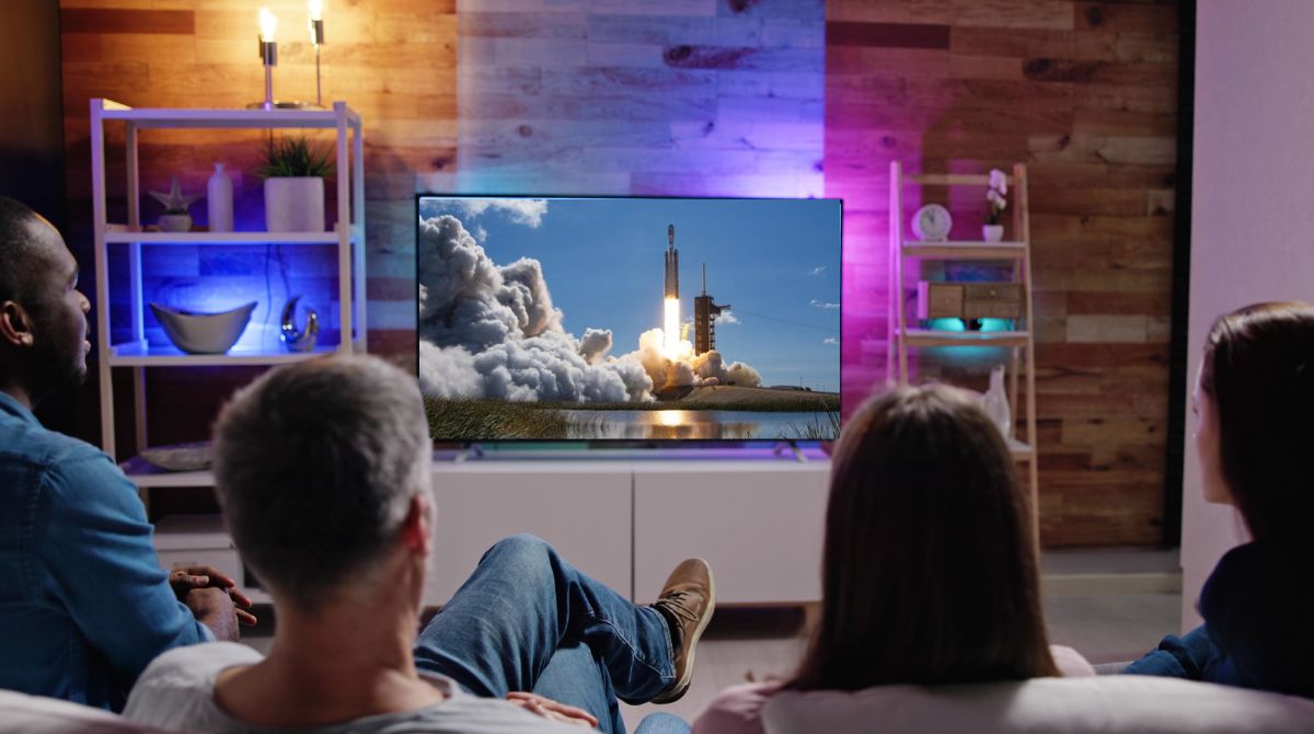 personnes qui regardent un décollage de fusée sur Netflix