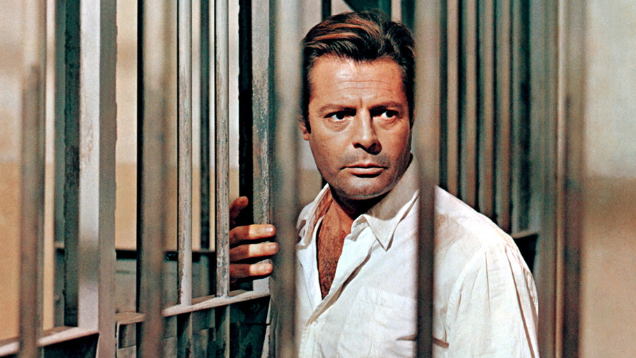 Marcello Mastroianni dans L'Étranger