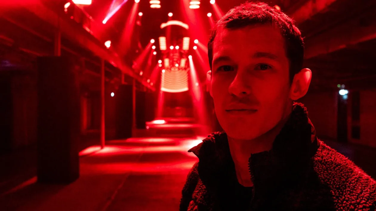 Callum Turner dans The Capture