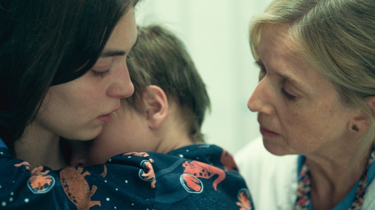 Anamaria Vartolomei et Léa Drucker dans L'intérêt d'Adam