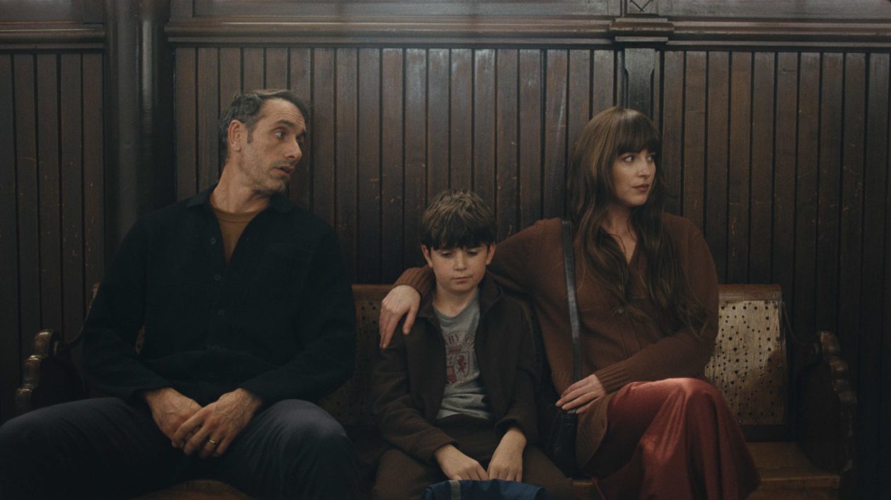 Michael Angelo Covino et Dakota Johnson dans Libre échange