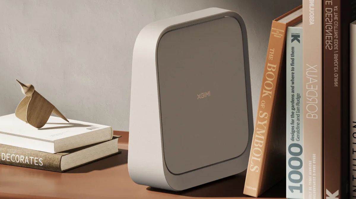 vidéoprojecteur XGIMI Elfin Flip posé sur une bibliothèque