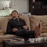 acteur blotti dans son canapé