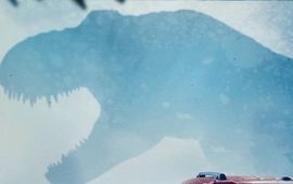 Jurassic World : Le Monde d'après - un personnage sert de casse-croûte à un dinosaure dans une nouvelle image